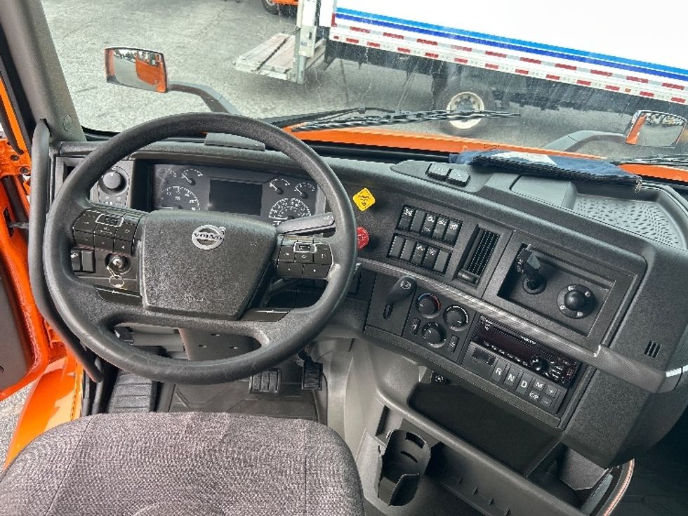 Sleeper Tractor-Heavy Duty Tractors-Volvo-2019-VNR64640-Atlanta (Conyers)-GA-394,944\n\t\tmiles-$ 55,750 - Image 11