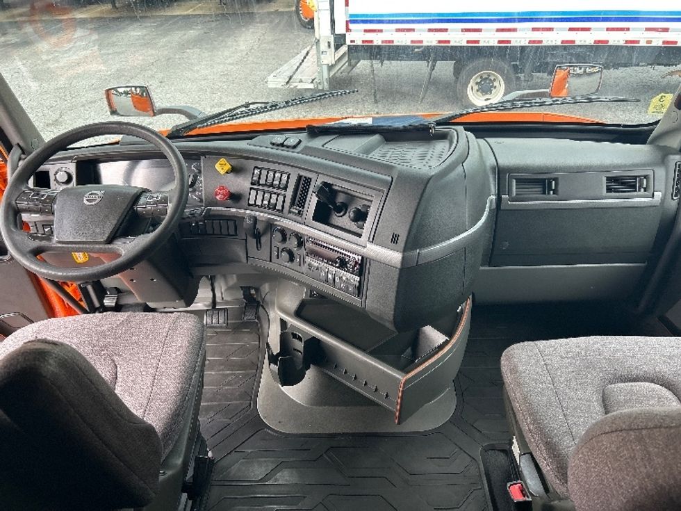 Sleeper Tractor-Heavy Duty Tractors-Volvo-2019-VNR64640-Atlanta (Conyers)-GA-394,944\n\t\tmiles-$ 55,750 - Image 12