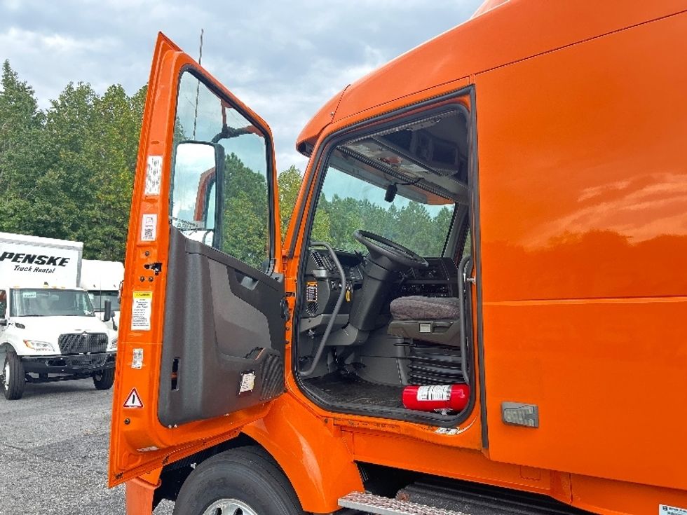 Sleeper Tractor-Heavy Duty Tractors-Volvo-2019-VNR64640-Atlanta (Conyers)-GA-394,944\n\t\tmiles-$ 55,750 - Image 9