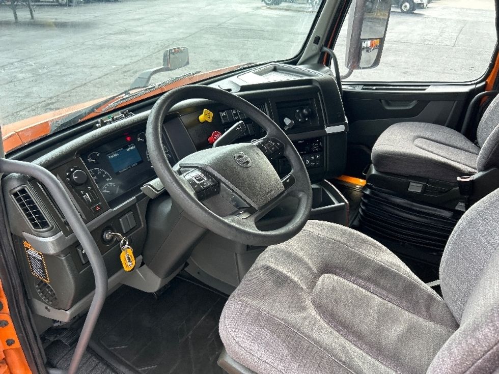 Sleeper Tractor-Heavy Duty Tractors-Volvo-2019-VNR64640-Duluth-GA-365,469\n\t\tmiles-$ 57,500 - Image 10