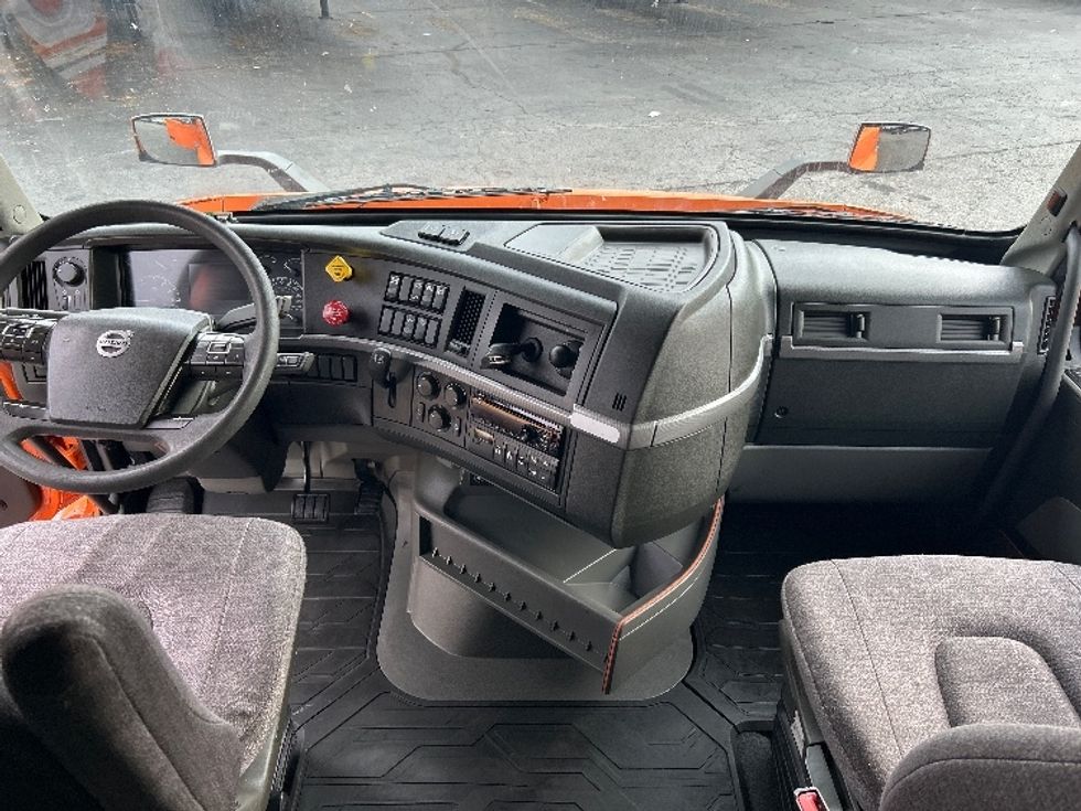 Sleeper Tractor-Heavy Duty Tractors-Volvo-2019-VNR64640-Duluth-GA-365,469\n\t\tmiles-$ 57,500 - Image 12