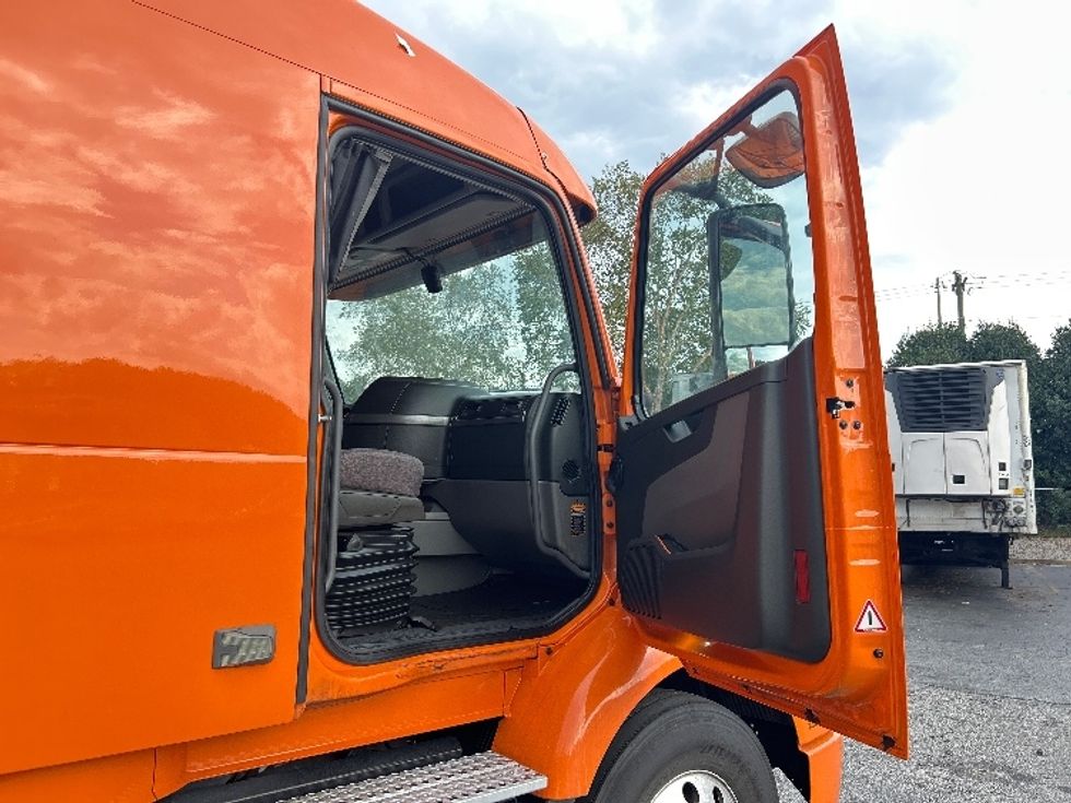 Sleeper Tractor-Heavy Duty Tractors-Volvo-2019-VNR64640-Duluth-GA-365,469\n\t\tmiles-$ 57,500 - Image 13
