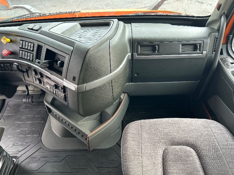 Sleeper Tractor-Heavy Duty Tractors-Volvo-2019-VNR64640-Duluth-GA-365,469\n\t\tmiles-$ 57,500 - Image 14