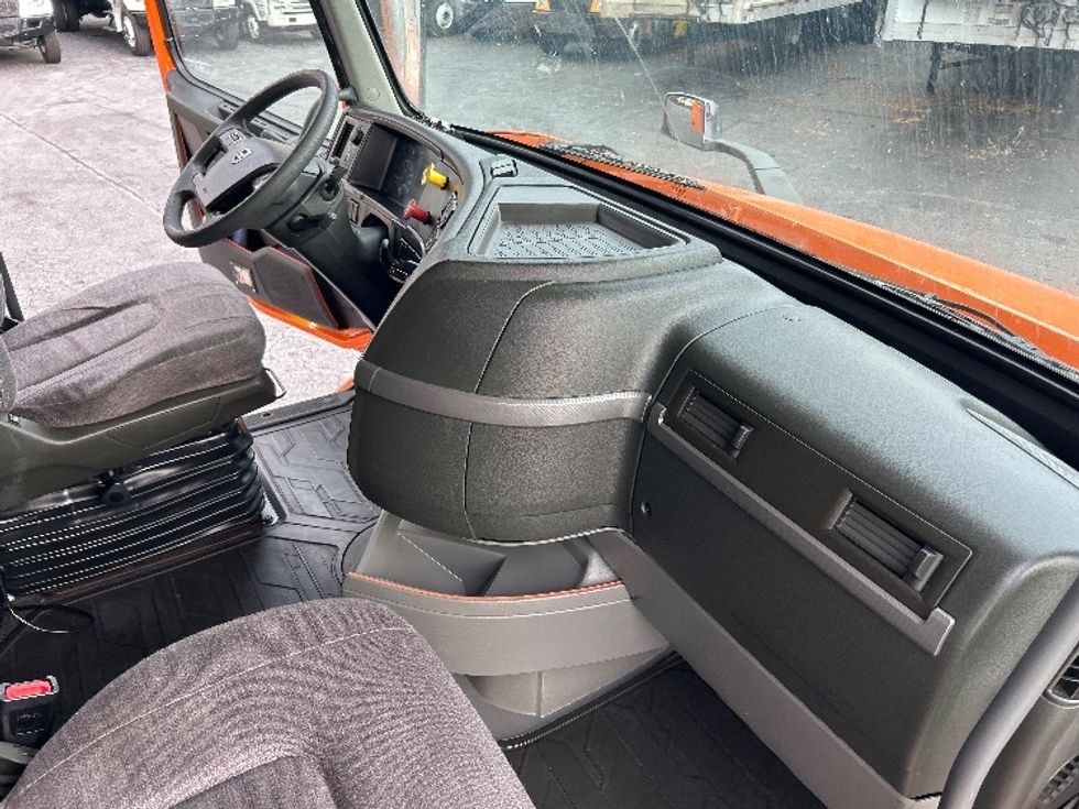 Sleeper Tractor-Heavy Duty Tractors-Volvo-2019-VNR64640-Duluth-GA-365,469\n\t\tmiles-$ 57,500 - Image 15