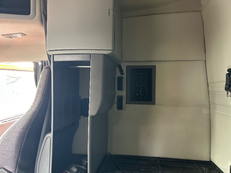 Sleeper Tractor-Heavy Duty Tractors-Volvo-2019-VNR64640-Duluth-GA-365,469\n\t\tmiles-$ 57,500 - Image 17