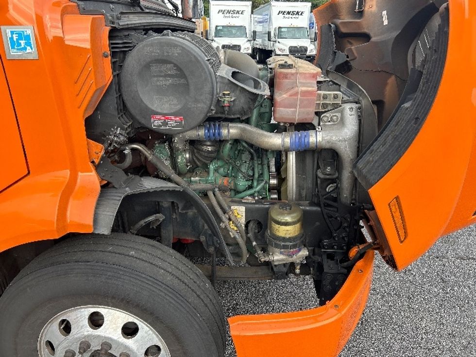 Sleeper Tractor-Heavy Duty Tractors-Volvo-2019-VNR64640-Duluth-GA-365,469\n\t\tmiles-$ 57,500 - Image 18