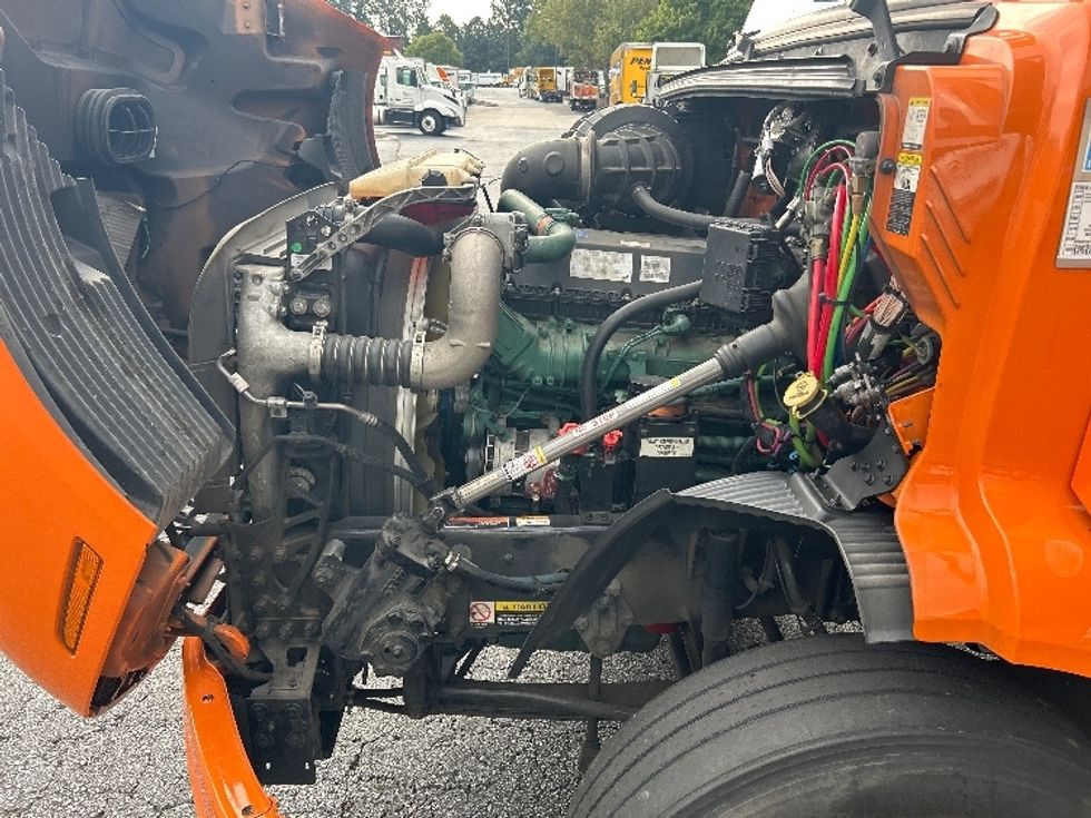 Sleeper Tractor-Heavy Duty Tractors-Volvo-2019-VNR64640-Duluth-GA-365,469\n\t\tmiles-$ 57,500 - Image 19