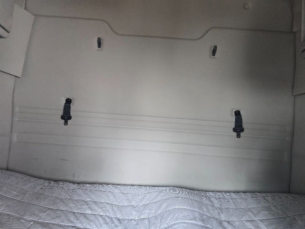 Sleeper Tractor-Heavy Duty Tractors-Volvo-2019-VNR64640-Duluth-GA-365,469\n\t\tmiles-$ 57,500 - Image 21