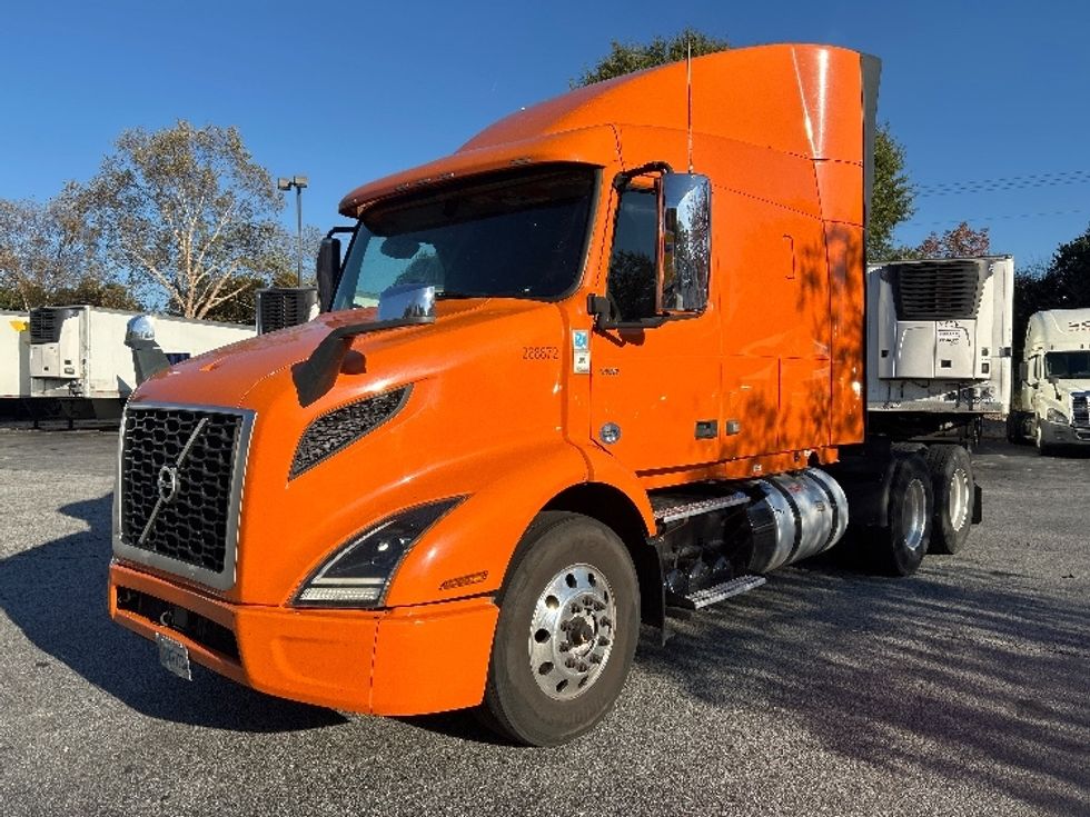 Sleeper Tractor-Heavy Duty Tractors-Volvo-2019-VNR64640-Duluth-GA-365,469\n\t\tmiles-$ 57,500 - Image 3