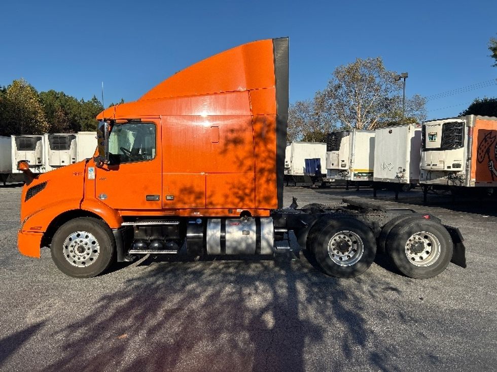 Sleeper Tractor-Heavy Duty Tractors-Volvo-2019-VNR64640-Duluth-GA-365,469\n\t\tmiles-$ 57,500 - Image 4
