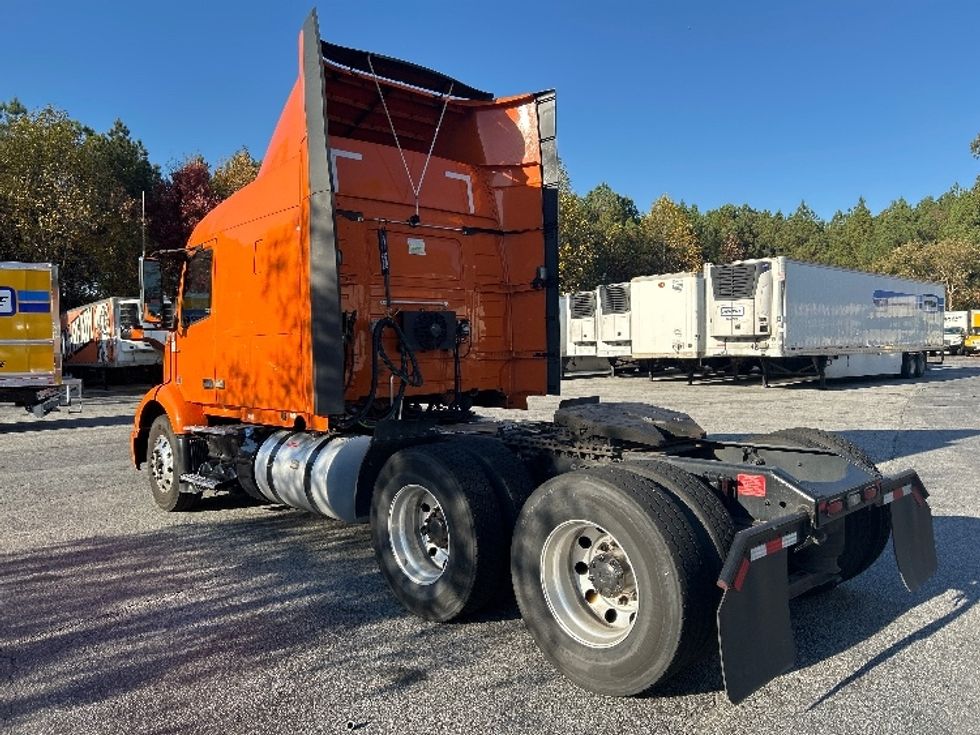 Sleeper Tractor-Heavy Duty Tractors-Volvo-2019-VNR64640-Duluth-GA-365,469\n\t\tmiles-$ 57,500 - Image 5
