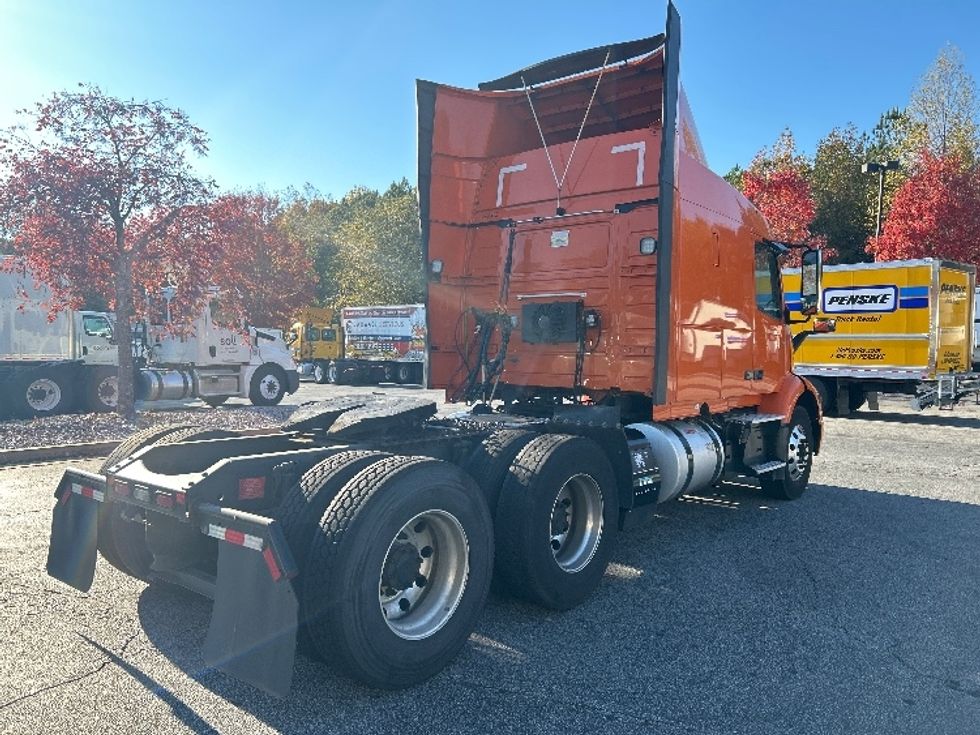 Sleeper Tractor-Heavy Duty Tractors-Volvo-2019-VNR64640-Duluth-GA-365,469\n\t\tmiles-$ 57,500 - Image 7