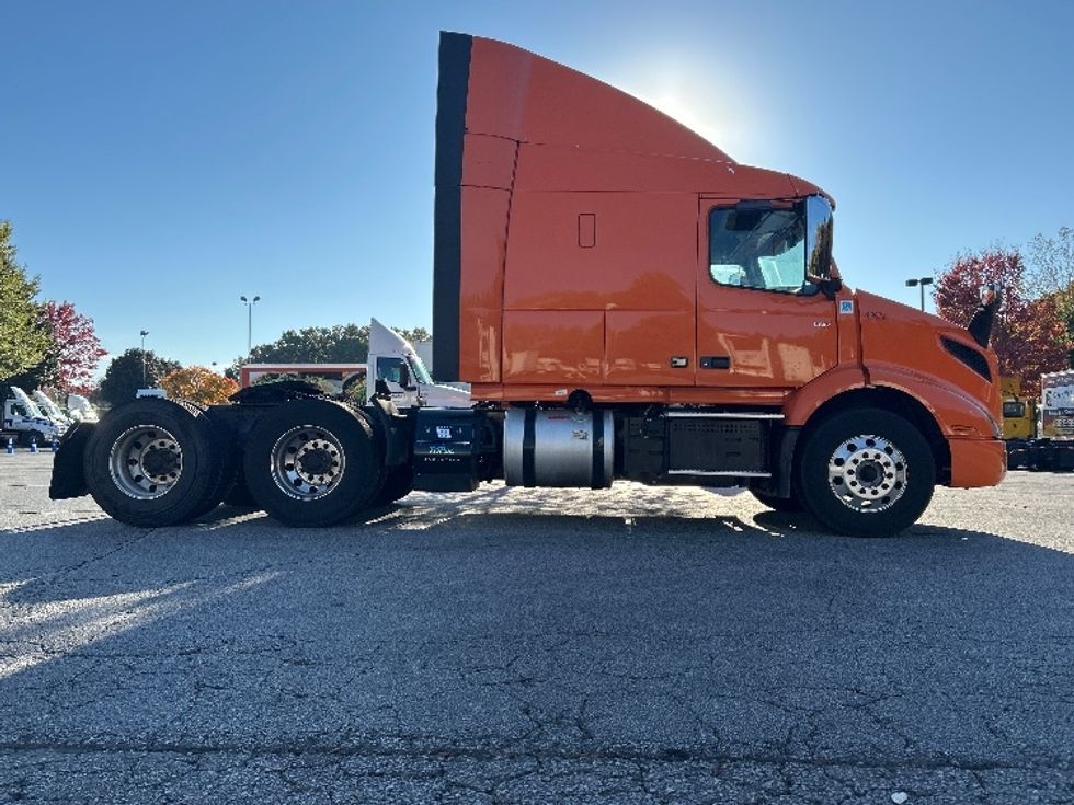 Sleeper Tractor-Heavy Duty Tractors-Volvo-2019-VNR64640-Duluth-GA-365,469\n\t\tmiles-$ 57,500 - Image 8