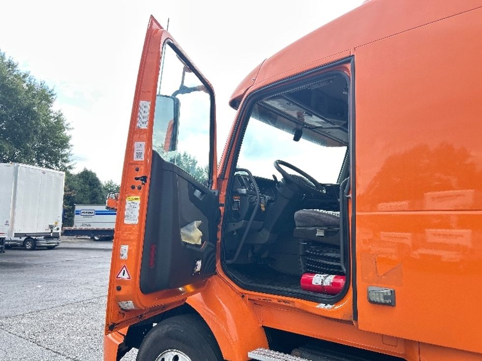 Sleeper Tractor-Heavy Duty Tractors-Volvo-2019-VNR64640-Duluth-GA-365,469\n\t\tmiles-$ 57,500 - Image 9