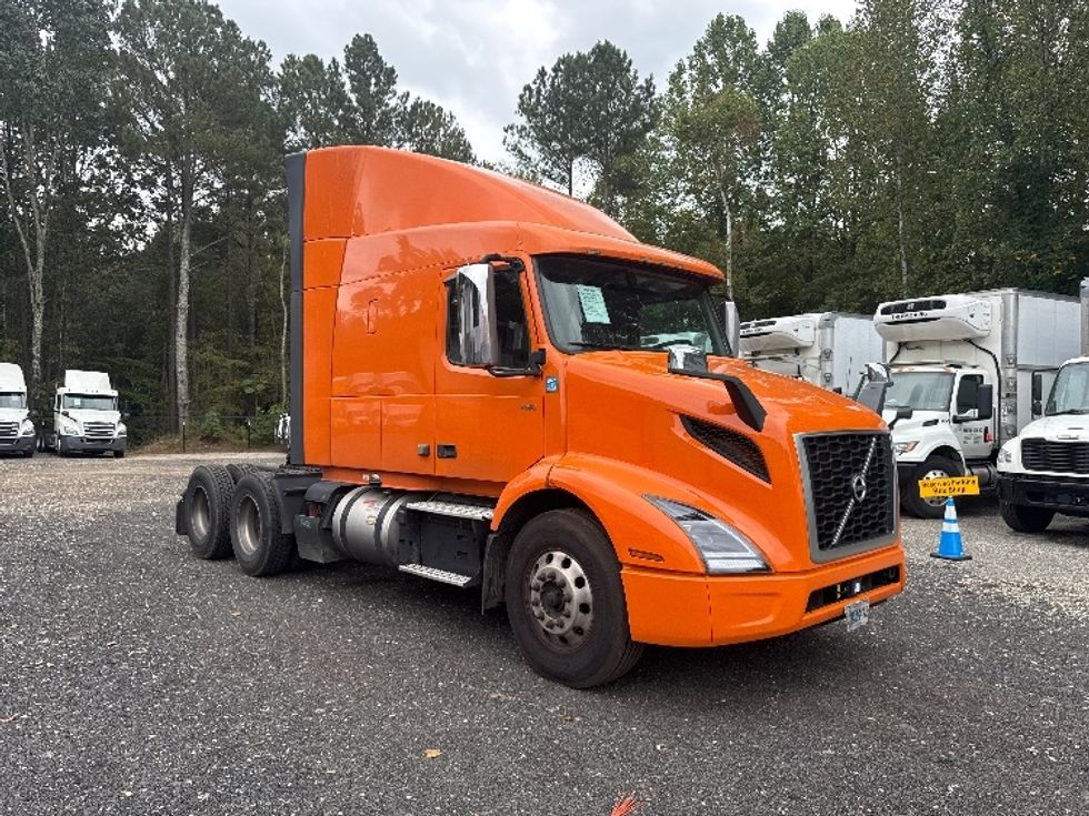 Sleeper Tractor-Heavy Duty Tractors-Volvo-2019-VNR64640-Duluth-GA-414,558\n\t\tmiles-$ 55,750 - Image 1
