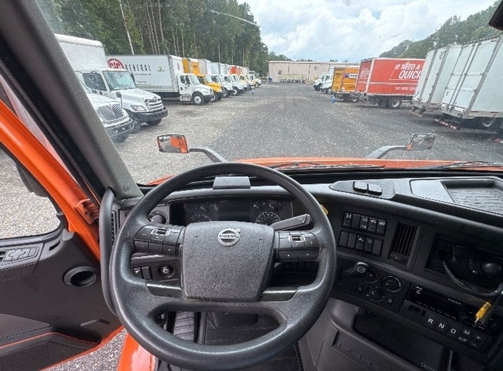 Sleeper Tractor-Heavy Duty Tractors-Volvo-2019-VNR64640-Duluth-GA-414,558\n\t\tmiles-$ 55,750 - Image 11