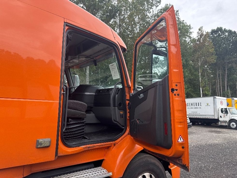 Sleeper Tractor-Heavy Duty Tractors-Volvo-2019-VNR64640-Duluth-GA-414,558\n\t\tmiles-$ 55,750 - Image 12