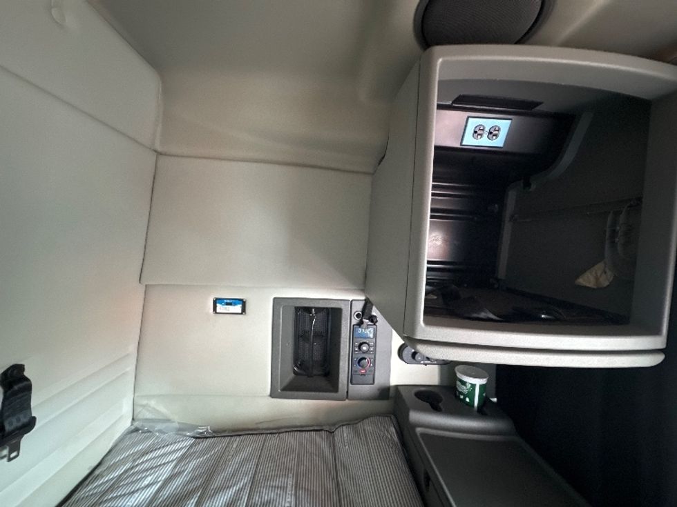 Sleeper Tractor-Heavy Duty Tractors-Volvo-2019-VNR64640-Duluth-GA-414,558\n\t\tmiles-$ 55,750 - Image 17