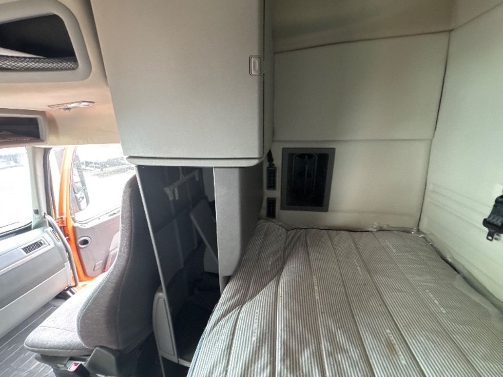 Sleeper Tractor-Heavy Duty Tractors-Volvo-2019-VNR64640-Duluth-GA-414,558\n\t\tmiles-$ 55,750 - Image 18