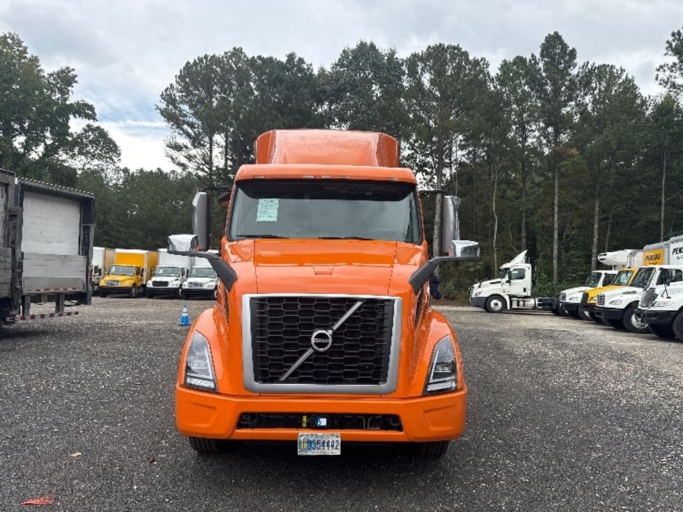 Sleeper Tractor-Heavy Duty Tractors-Volvo-2019-VNR64640-Duluth-GA-414,558\n\t\tmiles-$ 55,750 - Image 2