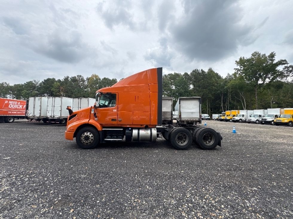 Sleeper Tractor-Heavy Duty Tractors-Volvo-2019-VNR64640-Duluth-GA-414,558\n\t\tmiles-$ 55,750 - Image 4