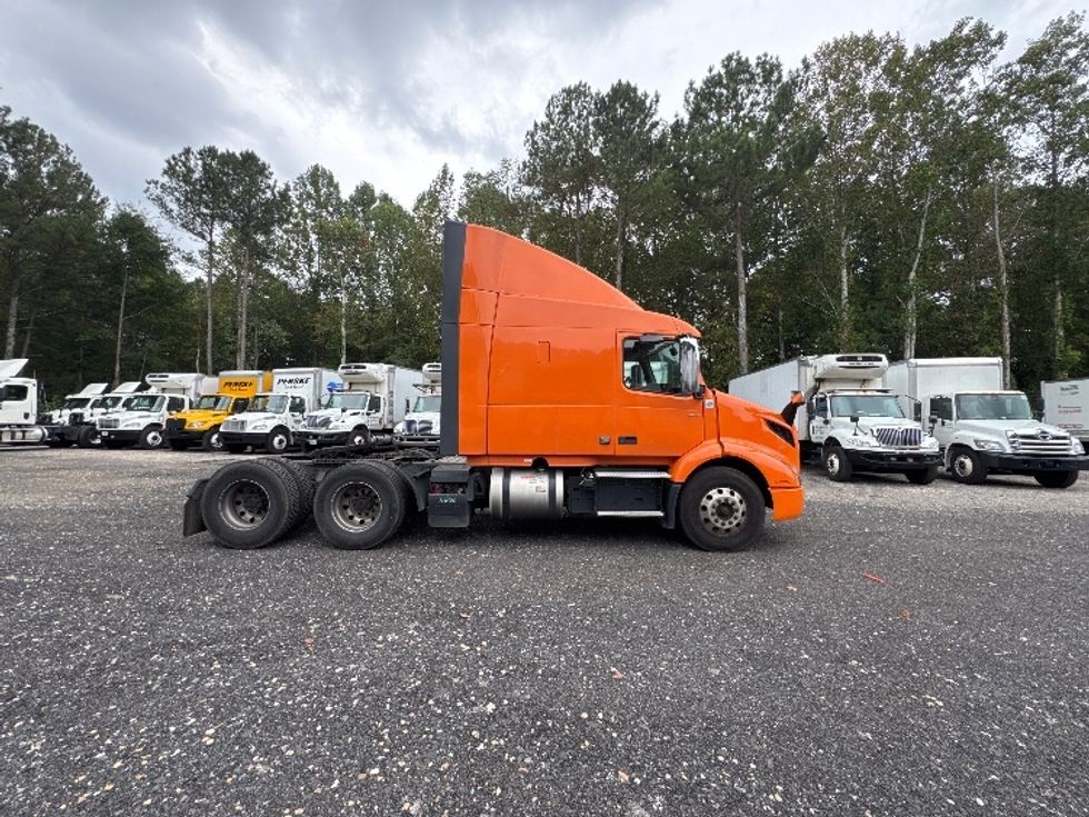 Sleeper Tractor-Heavy Duty Tractors-Volvo-2019-VNR64640-Duluth-GA-414,558\n\t\tmiles-$ 55,750 - Image 8