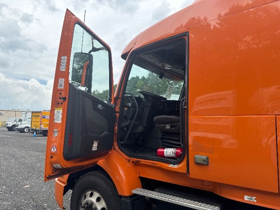 Sleeper Tractor-Heavy Duty Tractors-Volvo-2019-VNR64640-Duluth-GA-414,558\n\t\tmiles-$ 55,750 - Image 9