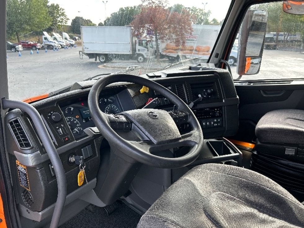 Sleeper Tractor-Heavy Duty Tractors-Volvo-2019-VNR64640-Duluth-GA-419,052\n\t\tmiles-$ 54,500 - Image 10