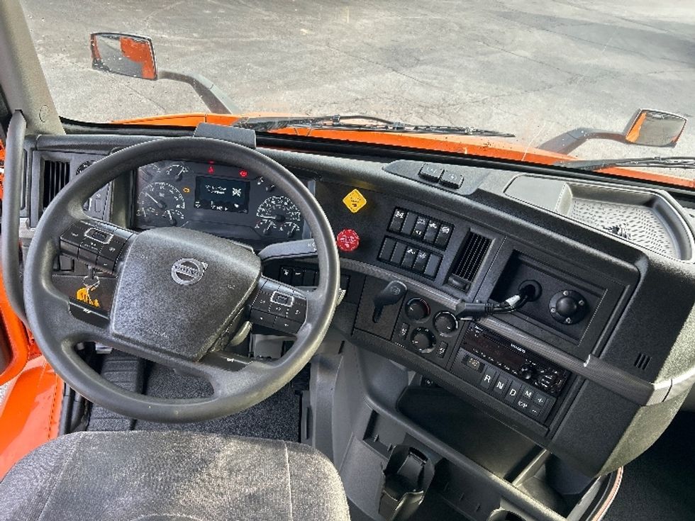 Sleeper Tractor-Heavy Duty Tractors-Volvo-2019-VNR64640-Duluth-GA-419,052\n\t\tmiles-$ 54,500 - Image 11