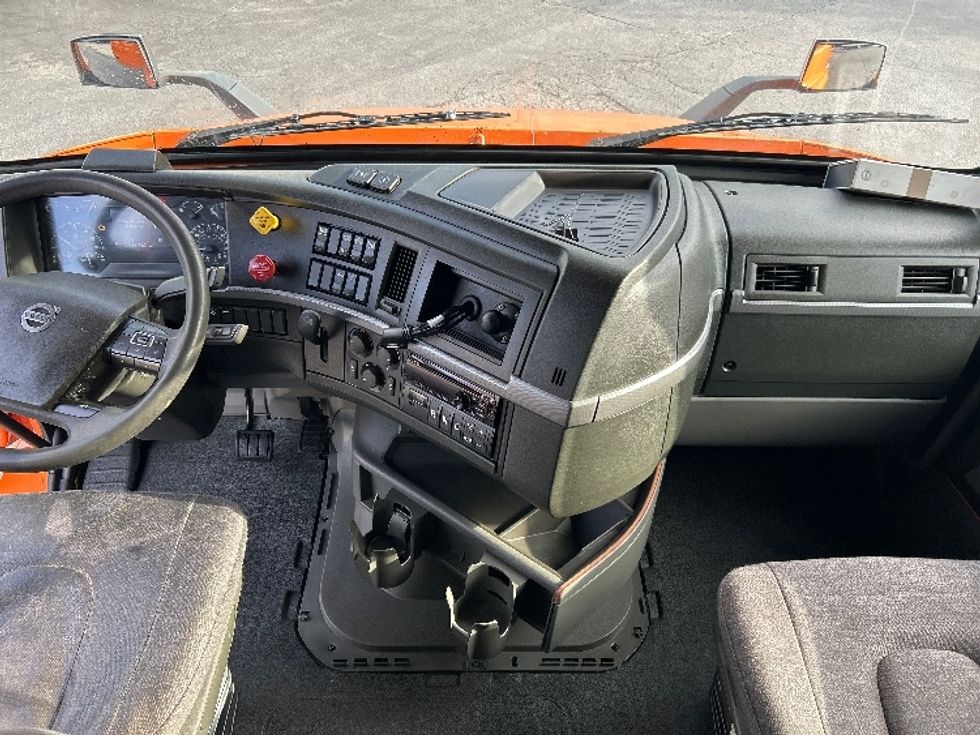 Sleeper Tractor-Heavy Duty Tractors-Volvo-2019-VNR64640-Duluth-GA-419,052\n\t\tmiles-$ 54,500 - Image 12