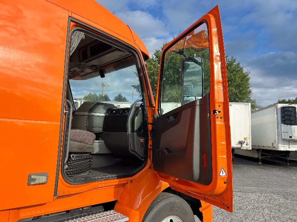 Sleeper Tractor-Heavy Duty Tractors-Volvo-2019-VNR64640-Duluth-GA-419,052\n\t\tmiles-$ 54,500 - Image 13