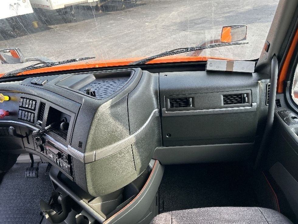 Sleeper Tractor-Heavy Duty Tractors-Volvo-2019-VNR64640-Duluth-GA-419,052\n\t\tmiles-$ 54,500 - Image 14