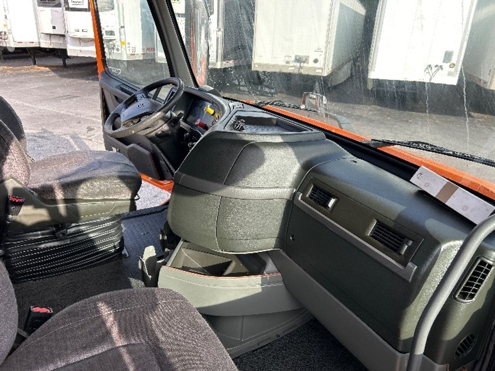 Sleeper Tractor-Heavy Duty Tractors-Volvo-2019-VNR64640-Duluth-GA-419,052\n\t\tmiles-$ 54,500 - Image 15