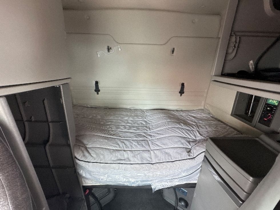 Sleeper Tractor-Heavy Duty Tractors-Volvo-2019-VNR64640-Duluth-GA-419,052\n\t\tmiles-$ 54,500 - Image 16