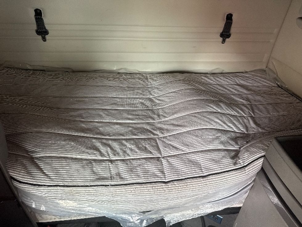 Sleeper Tractor-Heavy Duty Tractors-Volvo-2019-VNR64640-Duluth-GA-419,052\n\t\tmiles-$ 54,500 - Image 17