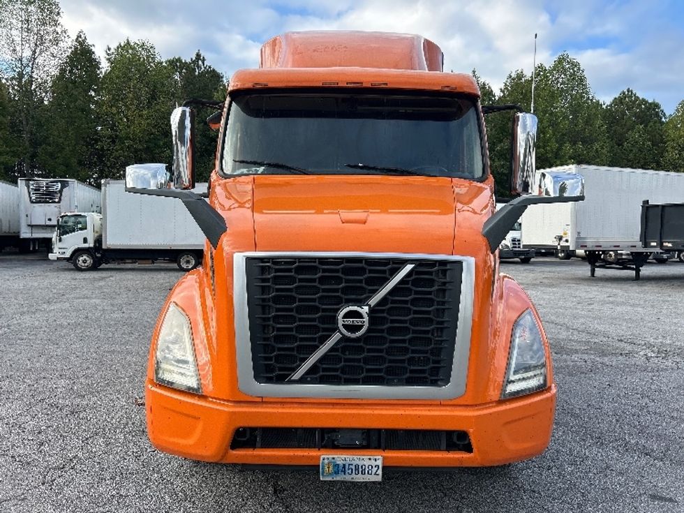 Sleeper Tractor-Heavy Duty Tractors-Volvo-2019-VNR64640-Duluth-GA-419,052\n\t\tmiles-$ 54,500 - Image 2