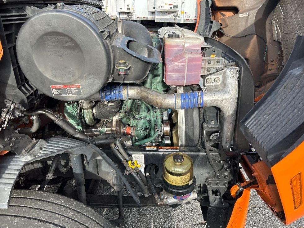 Sleeper Tractor-Heavy Duty Tractors-Volvo-2019-VNR64640-Duluth-GA-419,052\n\t\tmiles-$ 54,500 - Image 20