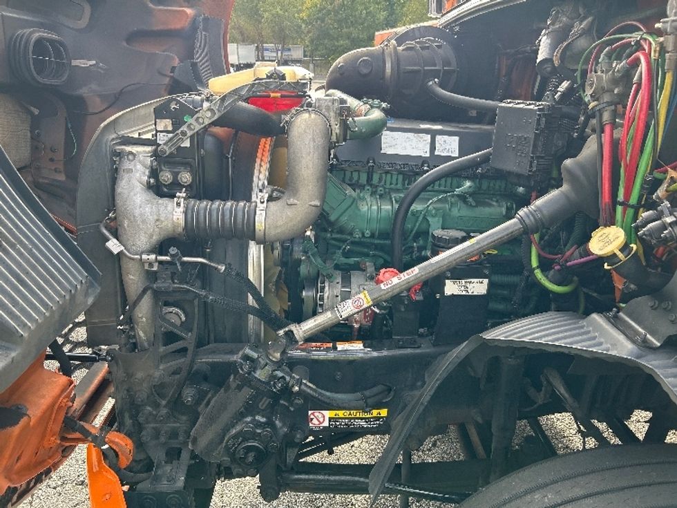 Sleeper Tractor-Heavy Duty Tractors-Volvo-2019-VNR64640-Duluth-GA-419,052\n\t\tmiles-$ 54,500 - Image 21