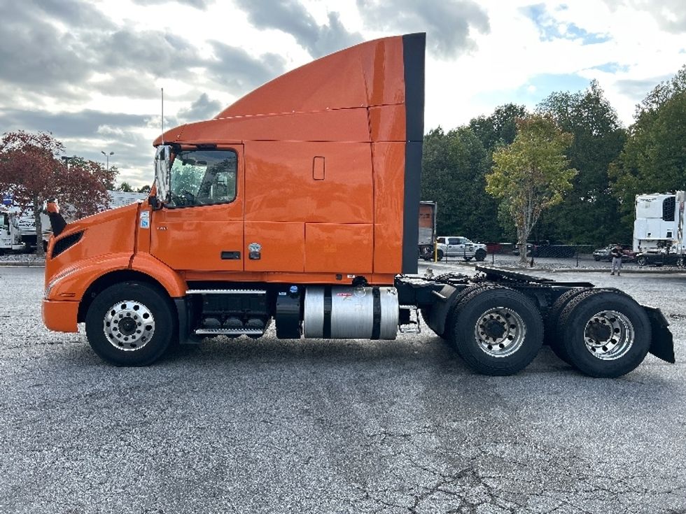 Sleeper Tractor-Heavy Duty Tractors-Volvo-2019-VNR64640-Duluth-GA-419,052\n\t\tmiles-$ 54,500 - Image 4