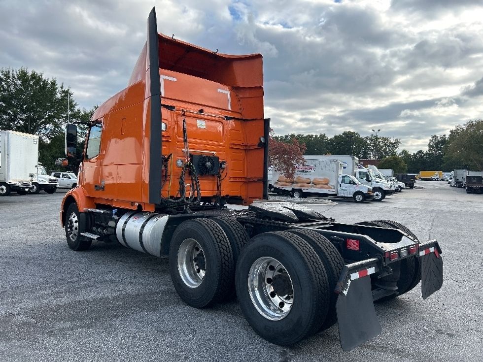 Sleeper Tractor-Heavy Duty Tractors-Volvo-2019-VNR64640-Duluth-GA-419,052\n\t\tmiles-$ 54,500 - Image 5