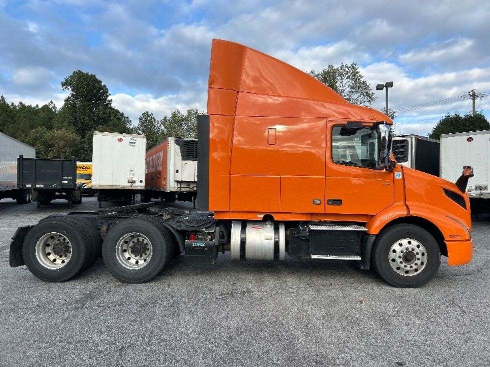 Sleeper Tractor-Heavy Duty Tractors-Volvo-2019-VNR64640-Duluth-GA-419,052\n\t\tmiles-$ 54,500 - Image 8
