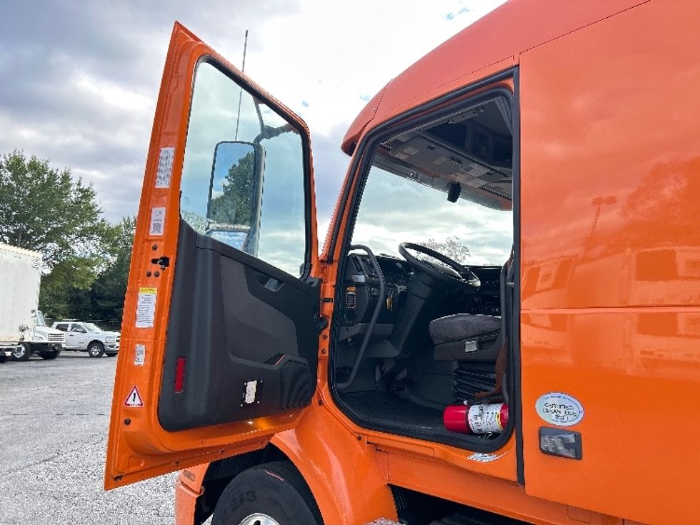 Sleeper Tractor-Heavy Duty Tractors-Volvo-2019-VNR64640-Duluth-GA-419,052\n\t\tmiles-$ 54,500 - Image 9
