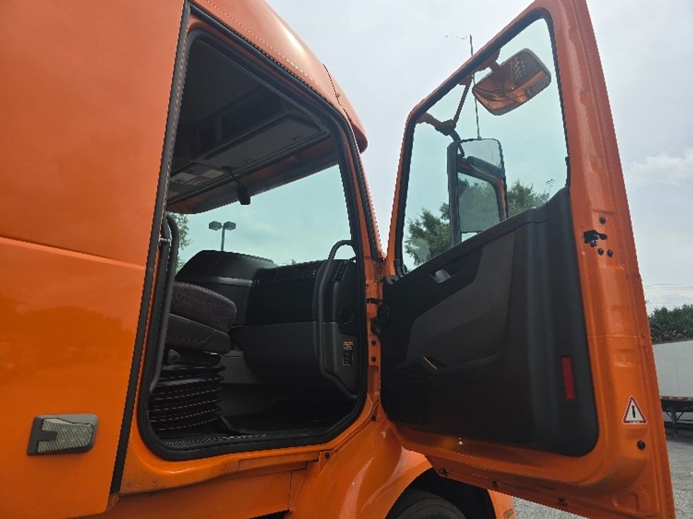 Sleeper Tractor-Heavy Duty Tractors-Volvo-2019-VNR64640-Duluth-GA-430,735\n\t\tmiles-$ 54,750 - Image 13