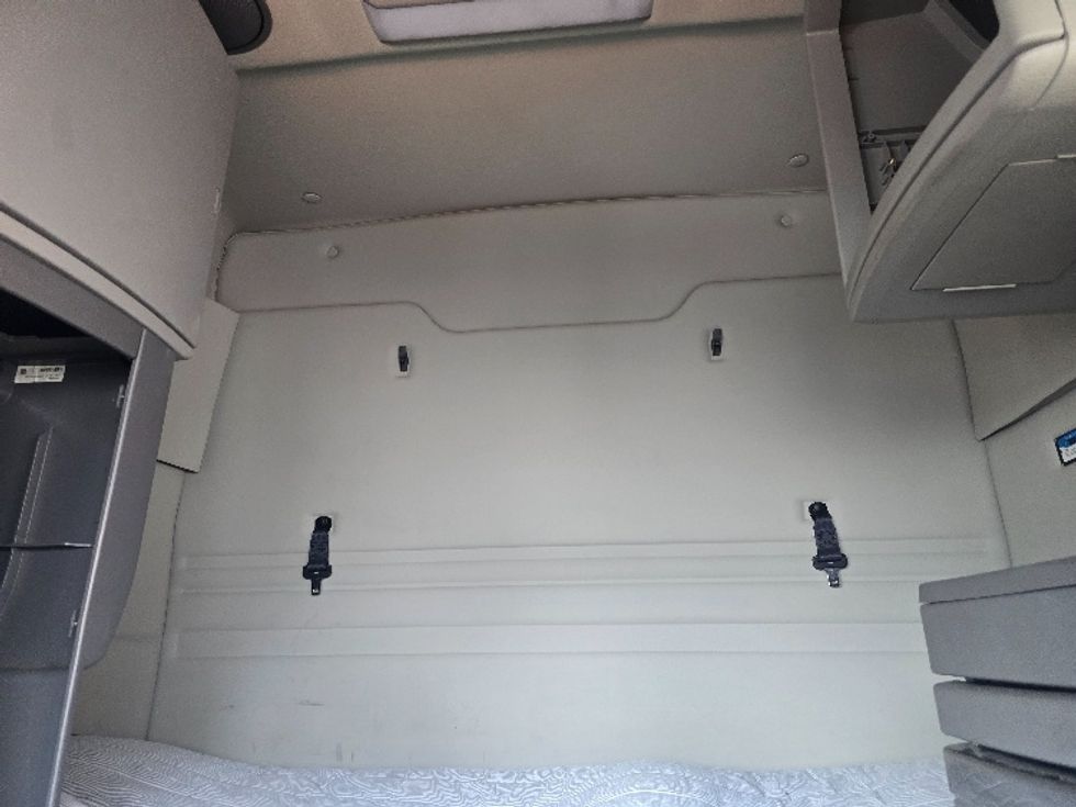 Sleeper Tractor-Heavy Duty Tractors-Volvo-2019-VNR64640-Duluth-GA-430,735\n\t\tmiles-$ 54,750 - Image 16