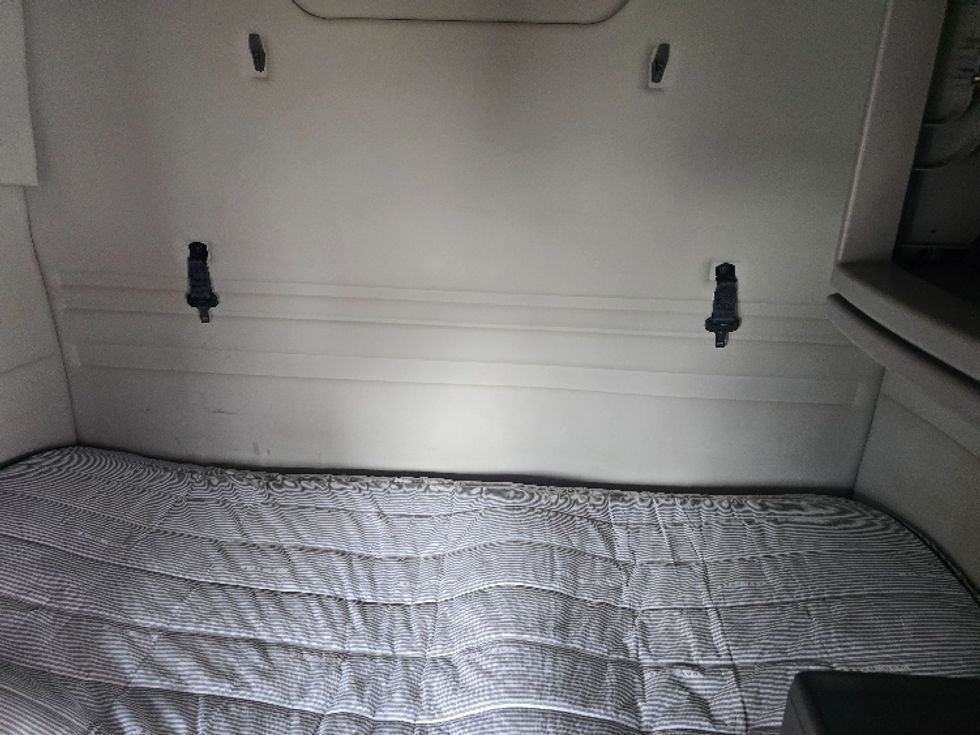 Sleeper Tractor-Heavy Duty Tractors-Volvo-2019-VNR64640-Duluth-GA-430,735\n\t\tmiles-$ 54,750 - Image 17