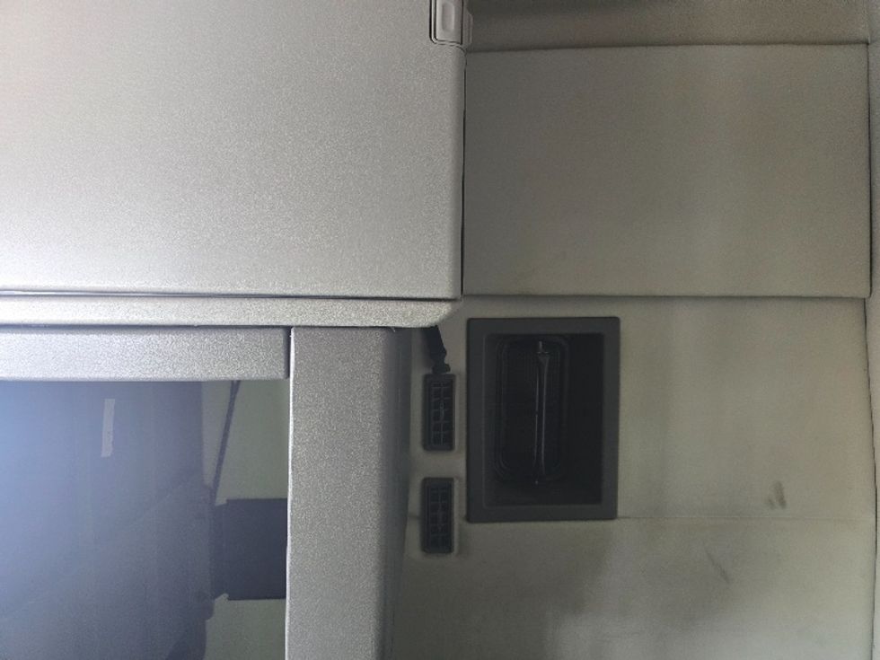 Sleeper Tractor-Heavy Duty Tractors-Volvo-2019-VNR64640-Duluth-GA-430,735\n\t\tmiles-$ 54,750 - Image 19