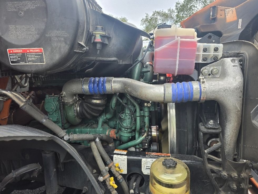 Sleeper Tractor-Heavy Duty Tractors-Volvo-2019-VNR64640-Duluth-GA-430,735\n\t\tmiles-$ 54,750 - Image 20