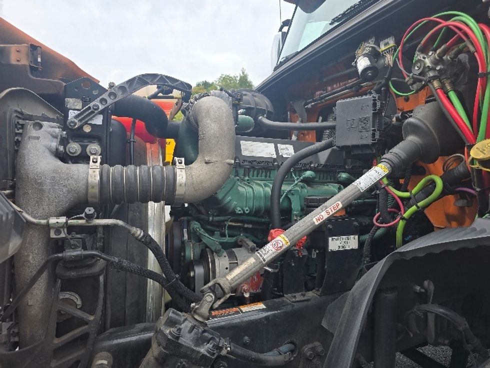 Sleeper Tractor-Heavy Duty Tractors-Volvo-2019-VNR64640-Duluth-GA-430,735\n\t\tmiles-$ 54,750 - Image 21