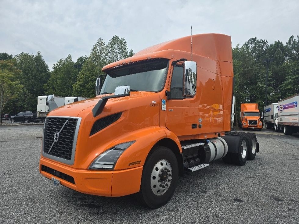 Sleeper Tractor-Heavy Duty Tractors-Volvo-2019-VNR64640-Duluth-GA-430,735\n\t\tmiles-$ 54,750 - Image 3