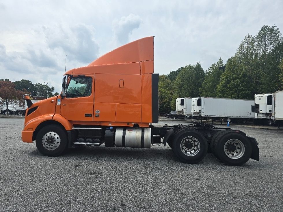 Sleeper Tractor-Heavy Duty Tractors-Volvo-2019-VNR64640-Duluth-GA-430,735\n\t\tmiles-$ 54,750 - Image 4